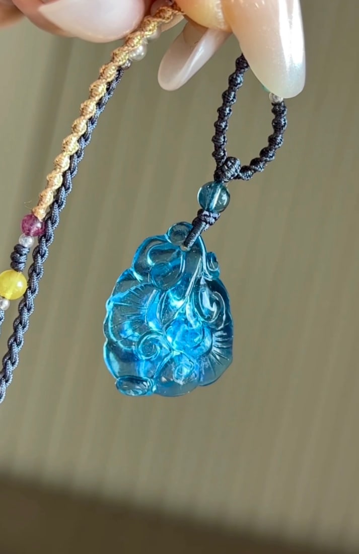 An Exquisite Aquamarine Pendant: An Exquisite Aquamarine Pendant,Size:25mmx19mmx7.5mm,Weight:5.4g 海蓝宝吊坠