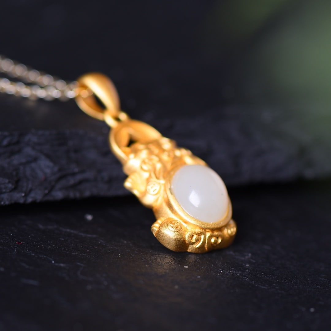 An Exquisite Sterling Silver-Gold Plated Inlaid White Jade Pendant: An Exquisite Sterling Silver-Gold Plated Inlaid White Jade Pendant,Size:7mmx9mm 纯银镀金镶白玉吊坠