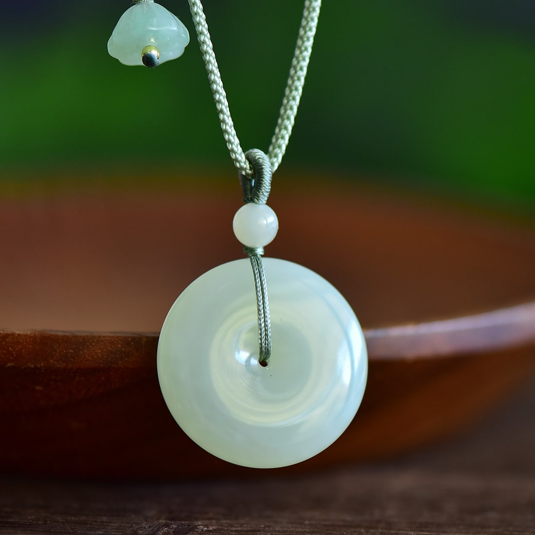 An Exquisite White Jade Pendant: An Exquisite White Jade Pendant,Size:26mmx29mm 寓意:吉祥平安扣,玉脂白润,无裂无纹 
