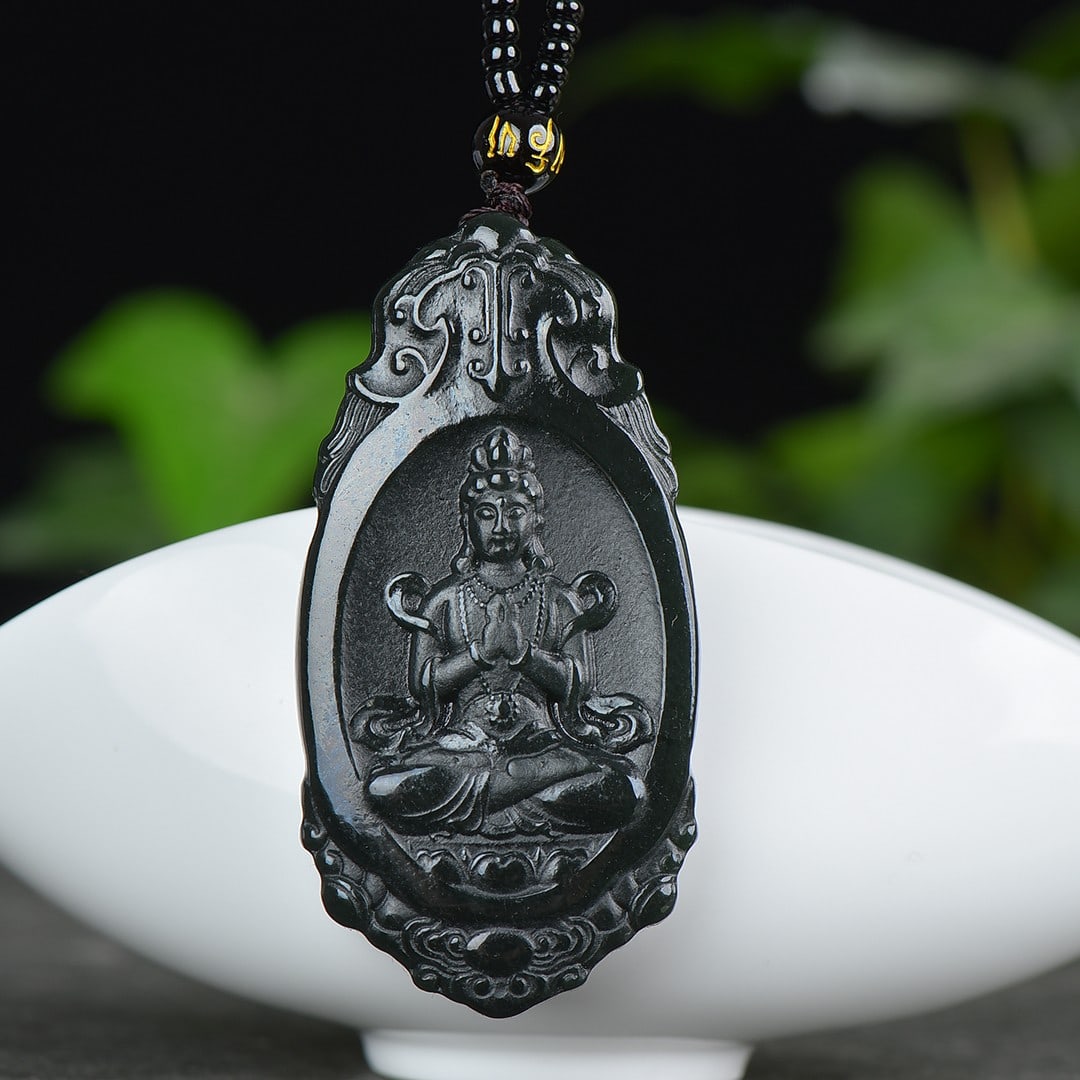 An Exquisite Sapphire Auspicious Cloud and Avalokitesvara Pattern Pendant: An Exquisite Sapphire Auspicious Cloud and Avalokitesvara Pattern Pendant,Size:33mmx65mm (寓意)吉祥 保平安 