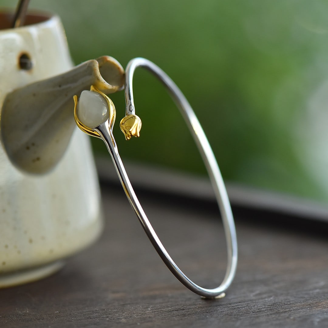 An Exquisite Sterling Silver-Gold Plated Inlaid White Jade Bracelets: An Exquisite Sterling Silver-Gold Plated Inlaid White Jade Bracelets,Size:8mmx13mm 纯银镀金镶白玉手镯