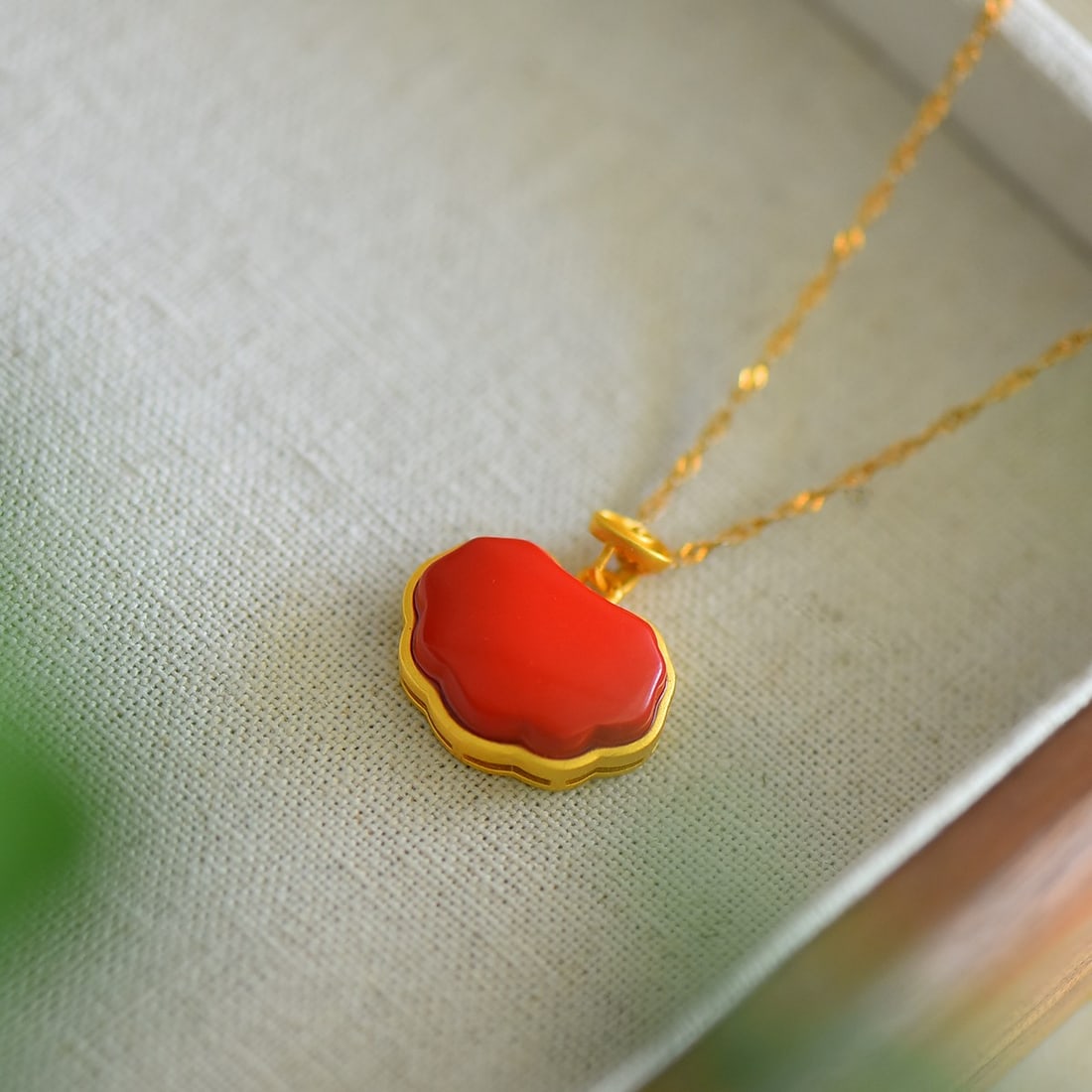 An Exquisite Sterling Silver-Gold Plated Inlaid Cinnabar Pendant: An Exquisite Sterling Silver-Gold Plated Inlaid Cinnabar Pendant,Size:13mmx18mm 寓意:吉祥如意 