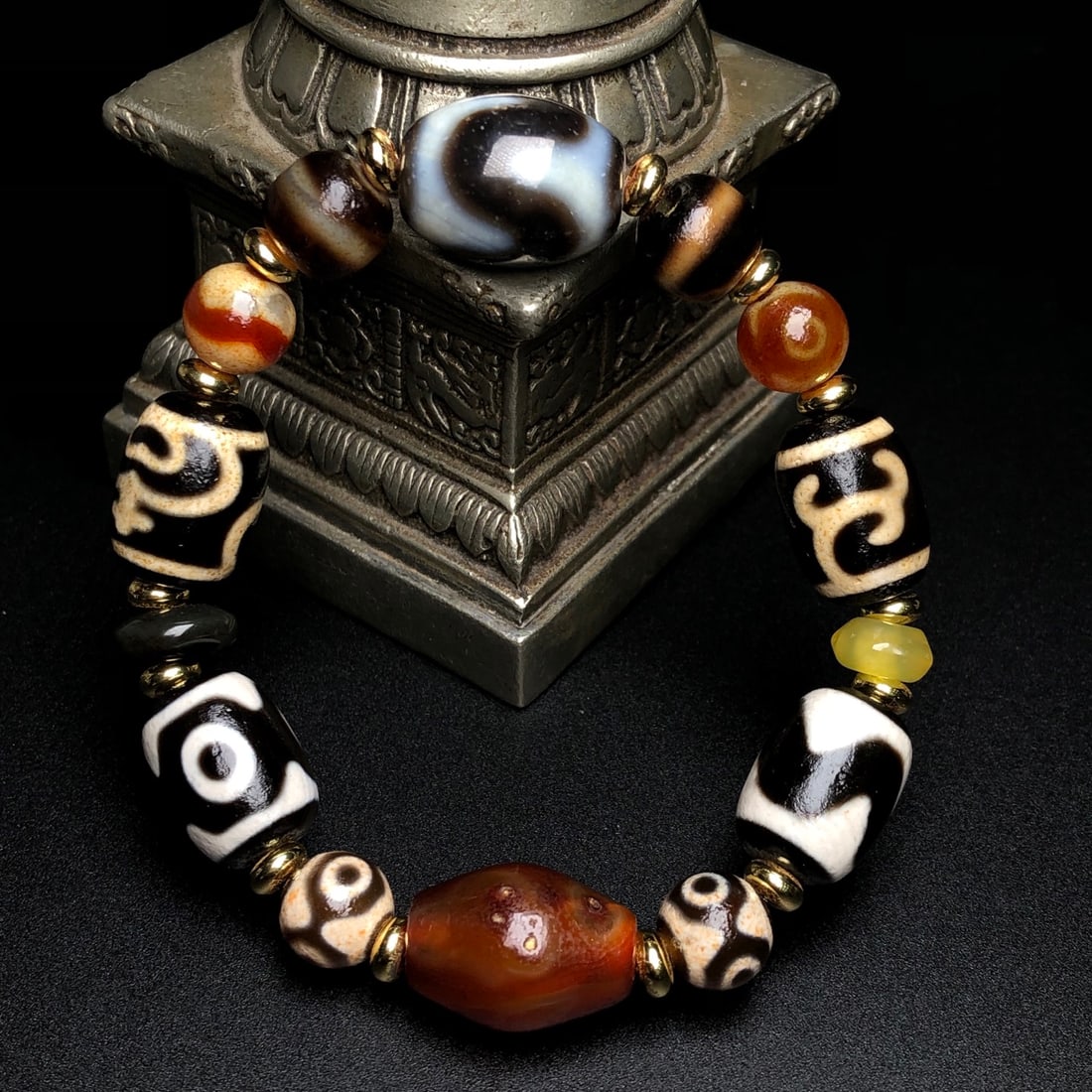 An Exquisite Dzi Bead Bracelets (1 of 9)