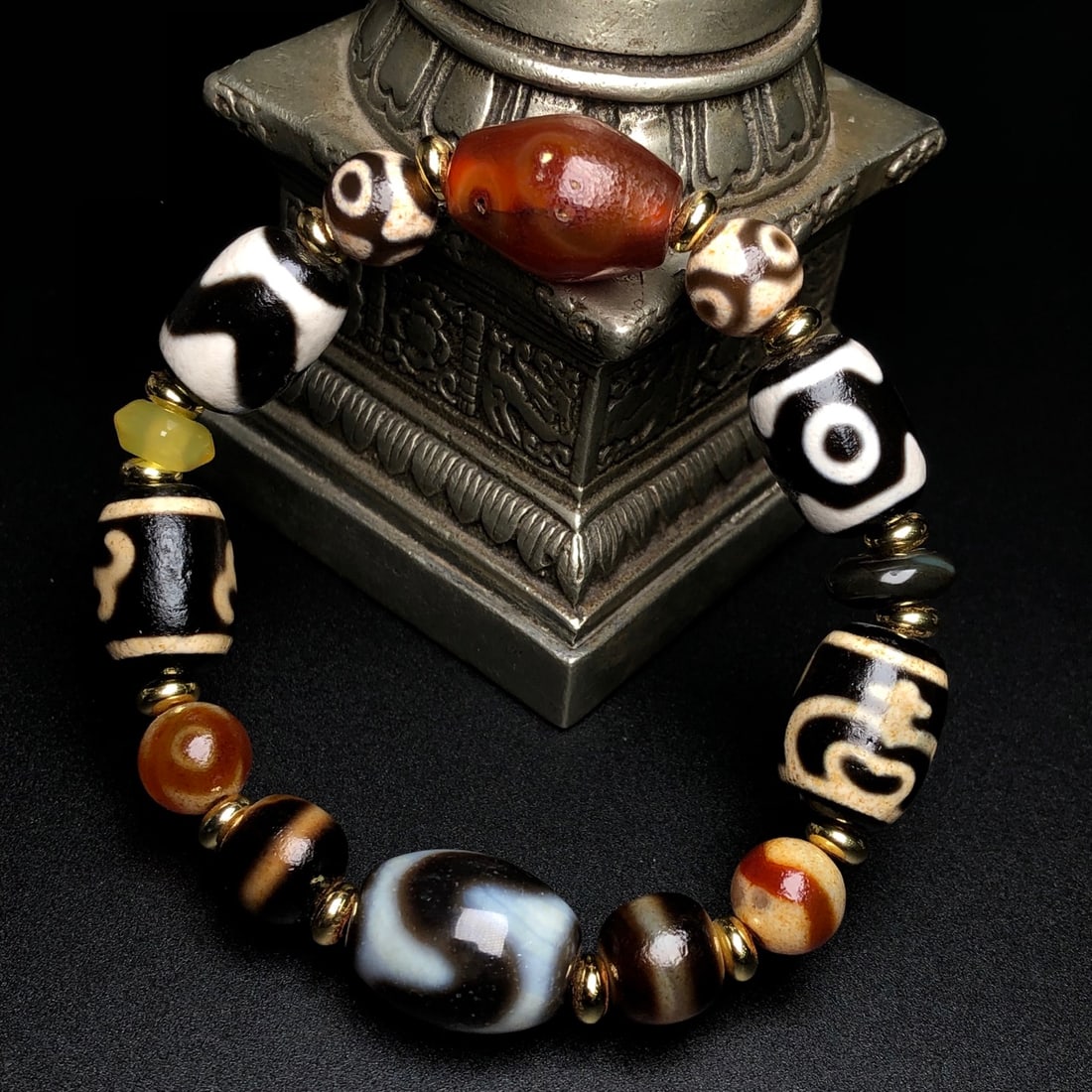 An Exquisite Dzi Bead Bracelets - 3