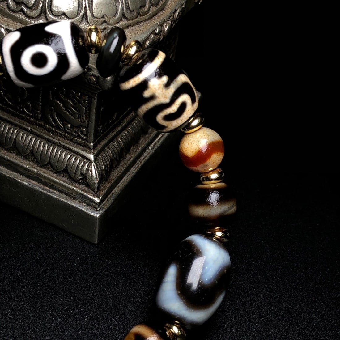 An Exquisite Dzi Bead Bracelets - 5