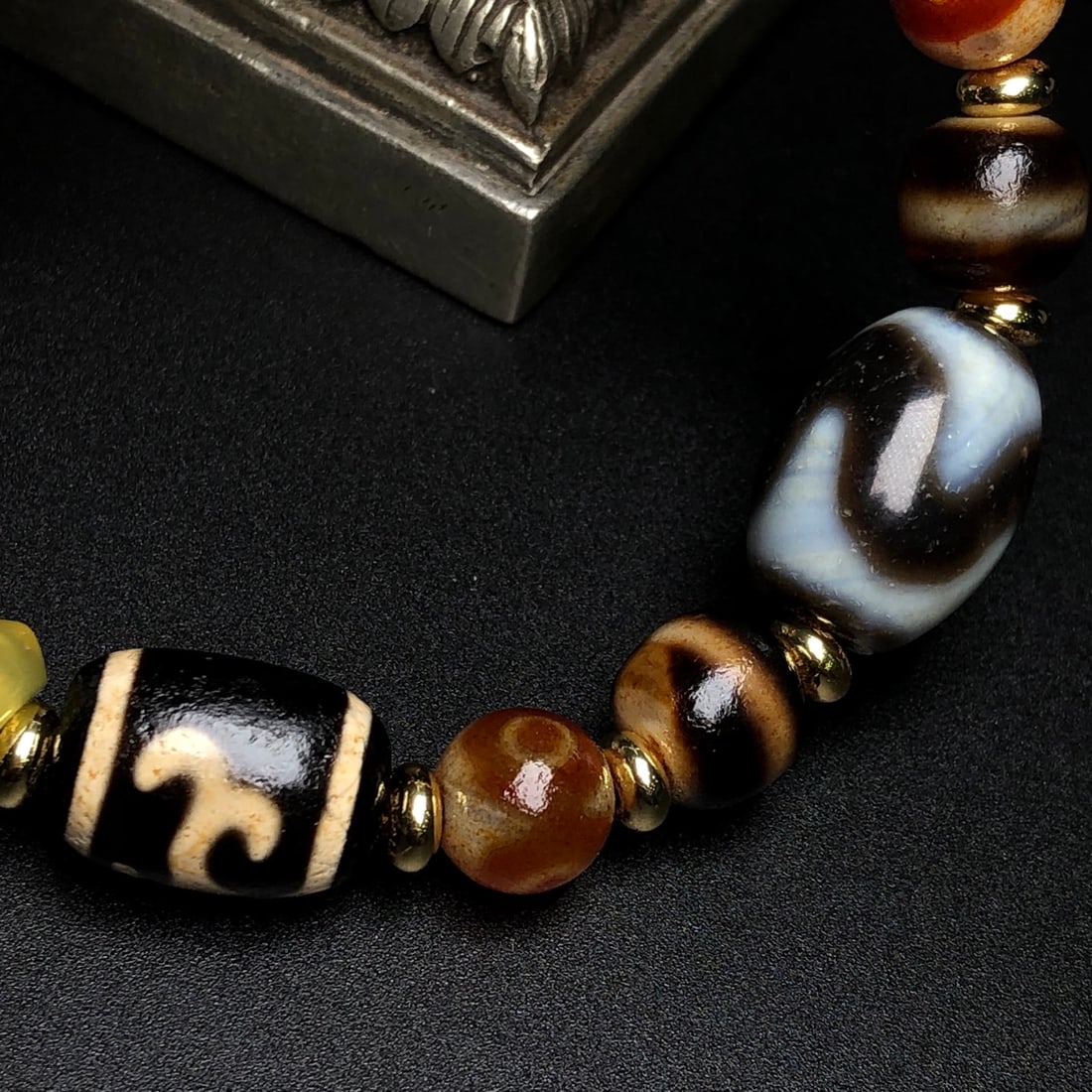 An Exquisite Dzi Bead Bracelets - 6
