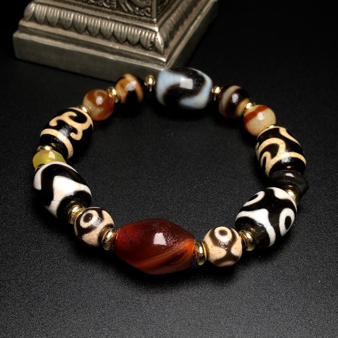 An Exquisite Dzi Bead Bracelets - 9