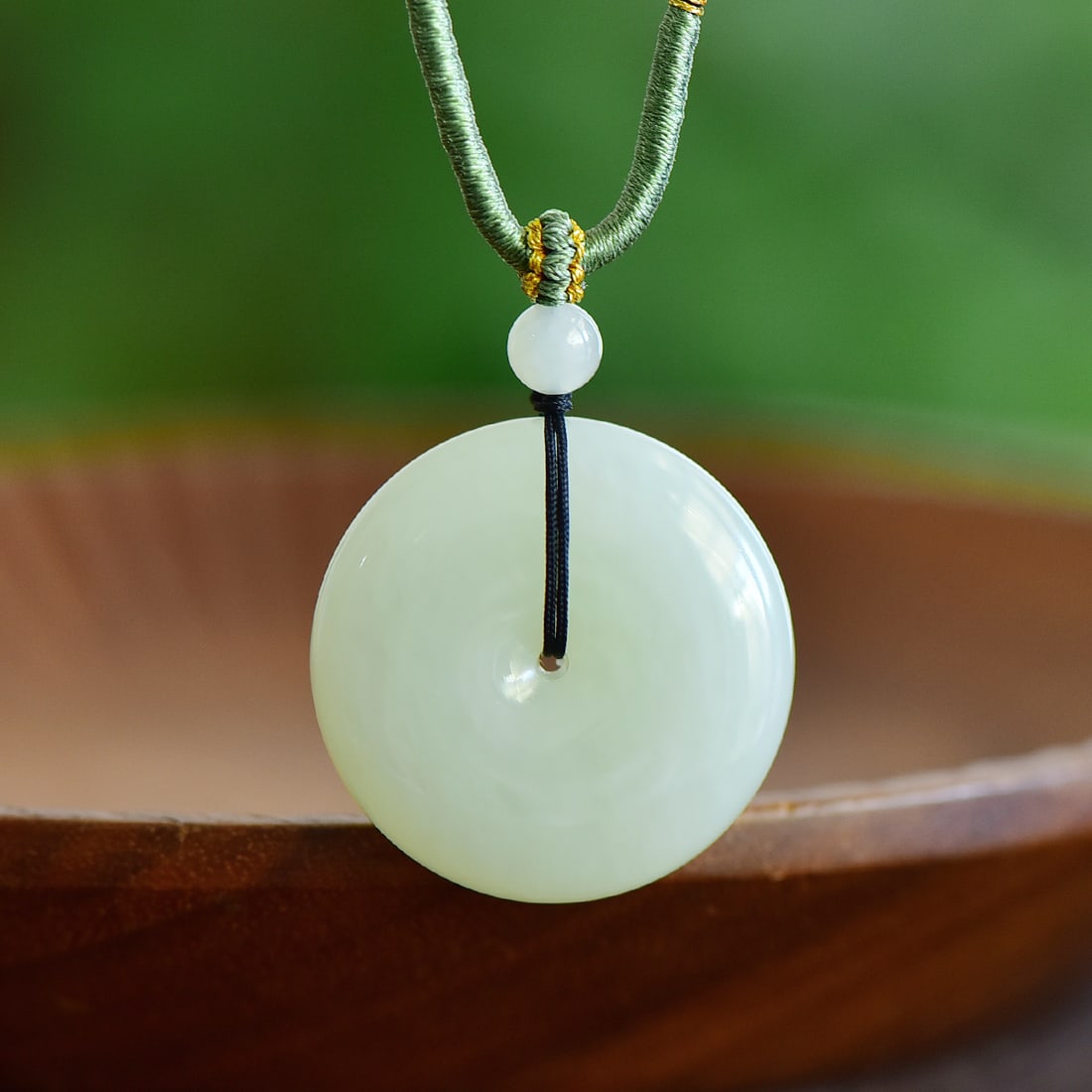 An Exquisite White Jade Pendant: An Exquisite White Jade Pendant,Size:29mmx32mm 寓意:吉祥平安扣,玉脂白润,无裂无纹 