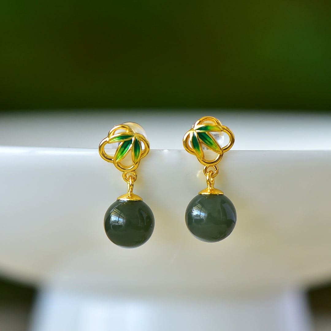 A Pair of Exquisite Sterling Silver-Gold Plated Inlaid Jasper Earrings: A Pair of Exquisite Sterling Silver-Gold Plated Inlaid Jasper Earrings,Size:8mmx8mm 一对纯银镀金镶碧玉耳环