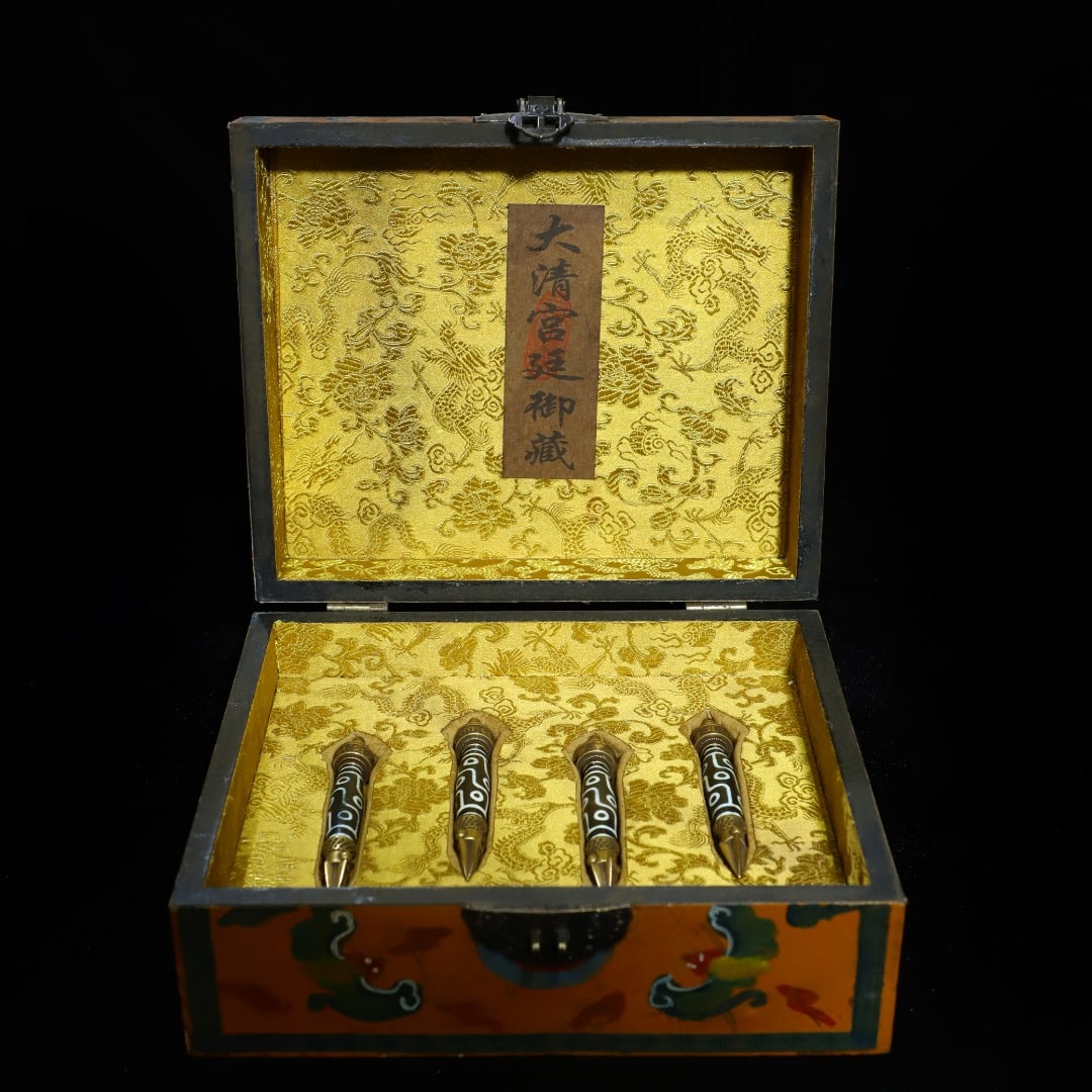 A Set of Fine Dzi Bead Inlaid Bronze Vajry Pestle Pendant: A Set of Fine Dzi Bead Inlaid Bronze Vajry Pestle Pendant，Size：24cmx20cmx10cm，(Dzi Bead)112mmx13mm，Weight：(单个)36g 