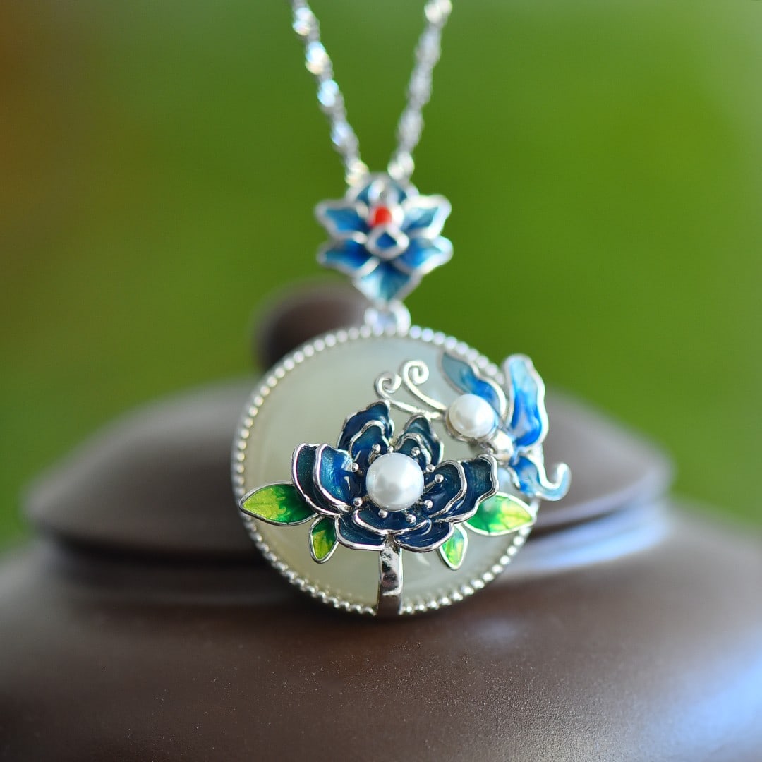 An Exquisite Sterling Silver Inlaid White Jade Enamel Pendant,Inlaid Pearls: An Exquisite Sterling Silver Inlaid White Jade Enamel Pendant,Inlaid Pearls 纯银镶白玉珐琅吊坠，嵌珍珠