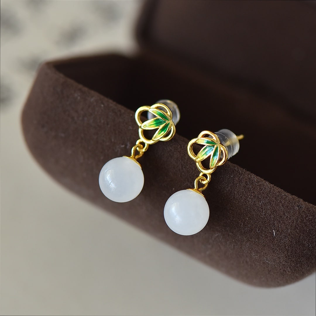 A Pair of Exquisite Sterling Silver-Gold Plated Inlaid White Jade Enamel Earrings: A Pair of Exquisite Sterling Silver-Gold Plated Inlaid White Jade Enamel Earrings,Size:8mmx8mm 一对纯银镀金镶白玉珐琅耳环