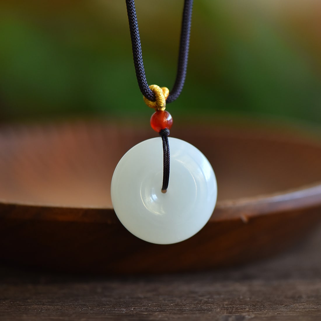 An Exquisite White Jade Pendant: An Exquisite White Jade Pendant,Size:30mmx30mm 寓意:吉祥平安扣,玉脂白润,无裂无纹 