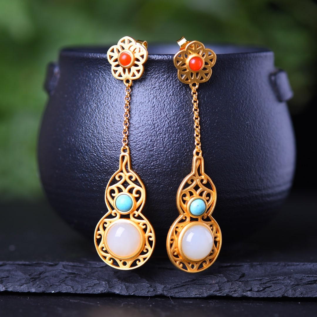 A Pair of Exquisite Sterling Silver-Gold Plated Inlaid White Jade Earrings: A Pair of Exquisite Sterling Silver-Gold Plated Inlaid White Jade Earrings,Size:8mmx8mm 一对纯银镀金镶白玉耳环