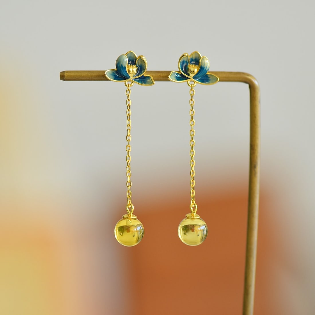 A Pair of Exquisite Sterling Silver-Gold Plated Inlaid Amber Earrings: A Pair of Exquisite Sterling Silver-Gold Plated Inlaid Amber Earrings,Size:8mmx8mm 一对纯银镀金镶琥珀耳环