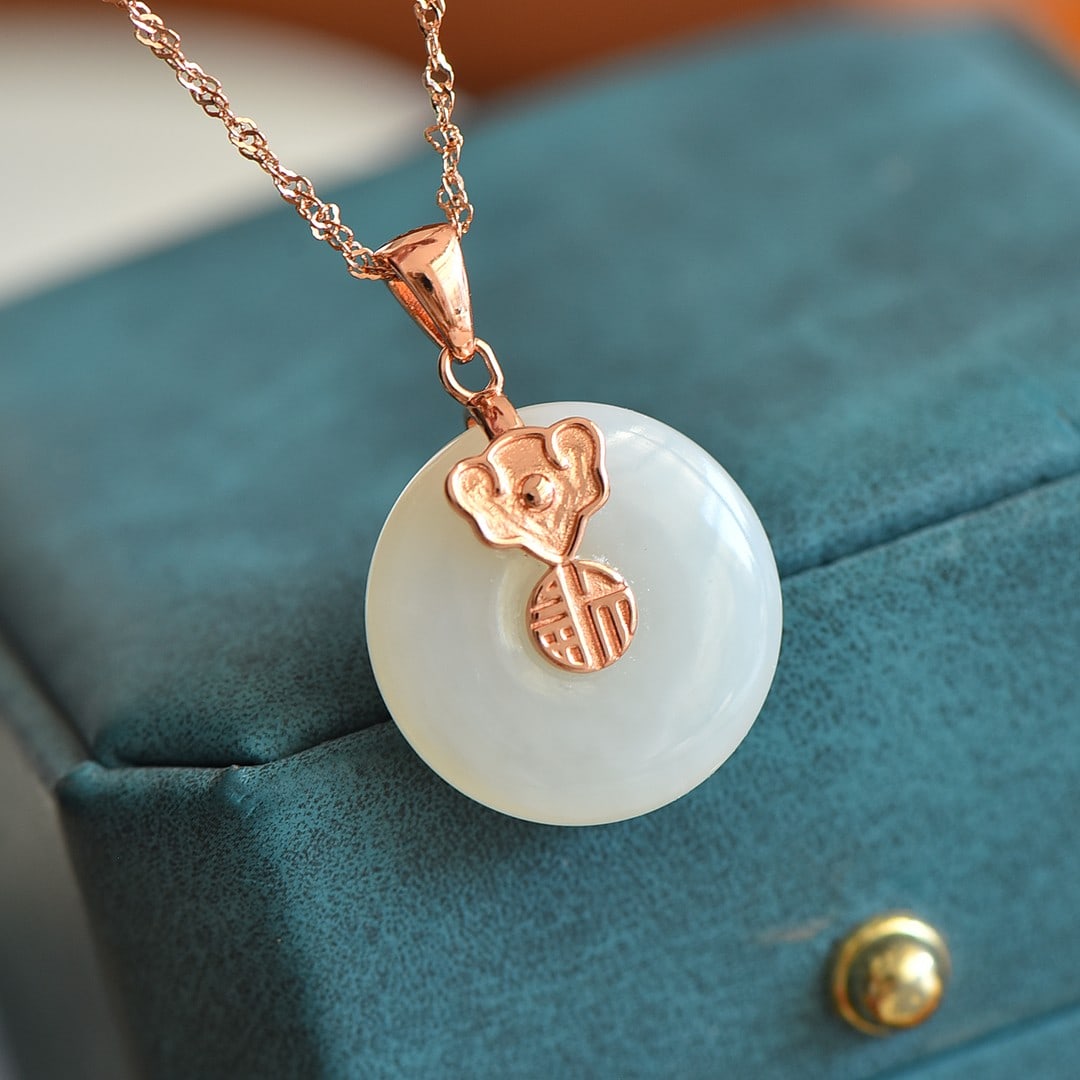 An Exquisite Sterling Silver-Gold Plated Inlaid White Jade Pendant: An Exquisite Sterling Silver-Gold Plated Inlaid White Jade Pendant,Size:20mmx20mm 纯银镀金镶白玉吊坠