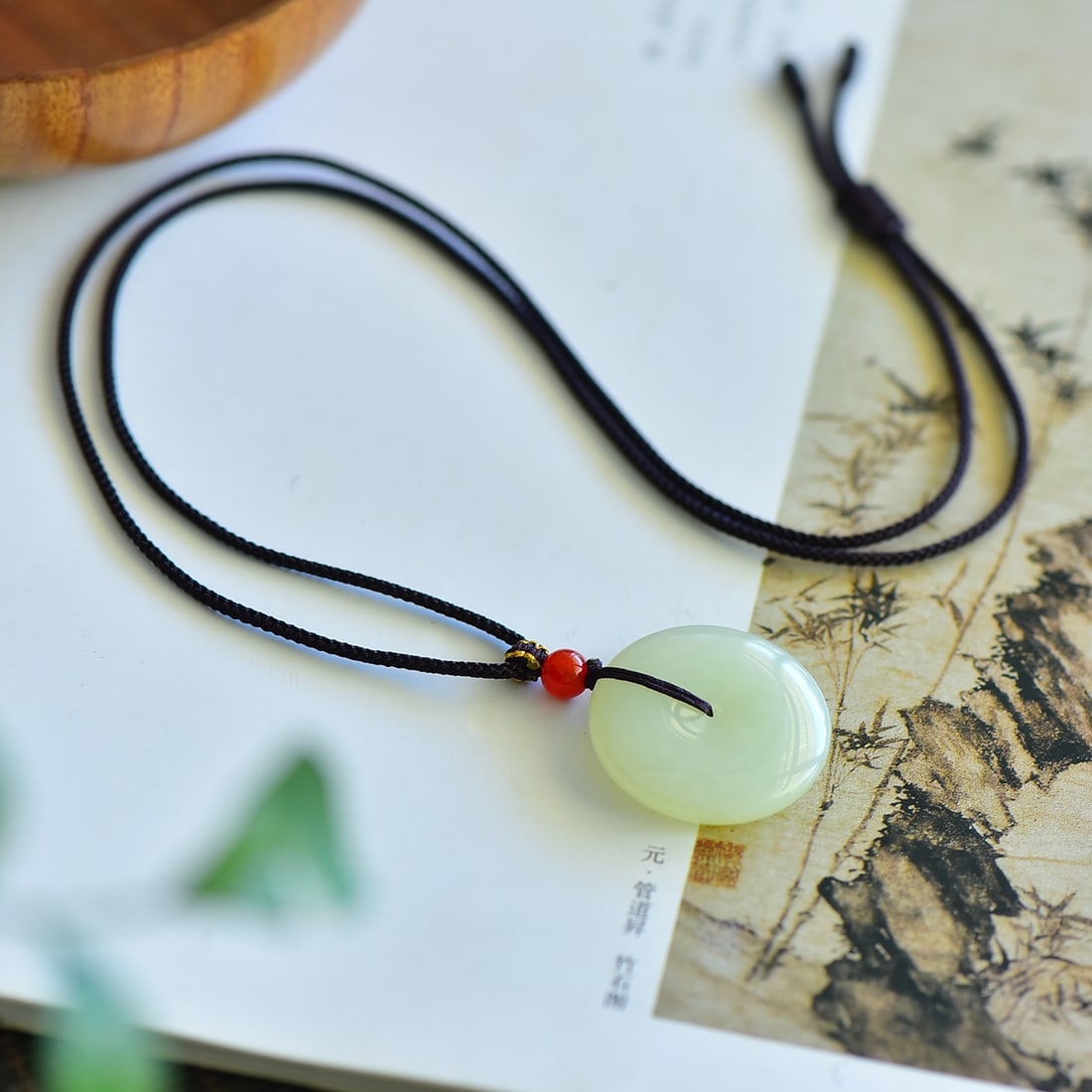 An Exquisite Greenish Jade Pendant: An Exquisite Greenish Jade Pendant,Size:29mmx32mm 寓意:吉祥平安扣,玉脂白润,无裂无纹 