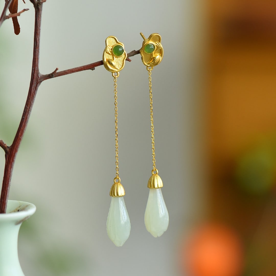 A Pair of Exquisite Sterling Silver-Gold Plated Inlaid White Jade Earrings: A Pair of Exquisite Sterling Silver-Gold Plated Inlaid White Jade Earrings,Size:9mmx21mm 一对纯银镀金镶白玉耳环