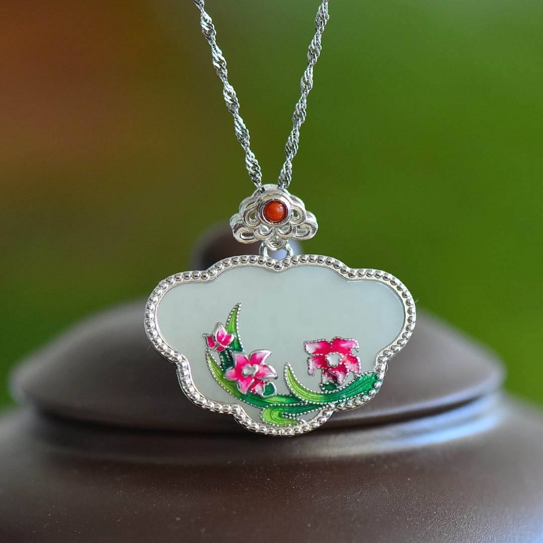 An Exquisite Sterling Silver Inlaid White Jade Enamel Pendant: An Exquisite Sterling Silver Inlaid White Jade Enamel Pendant,Size:17mmx26mm 纯银镶白玉珐琅吊坠