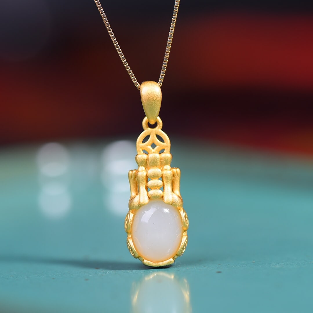 An Exquisite Sterling Silver-Gold Plated Inlaid White Jade Pendant: An Exquisite Sterling Silver-Gold Plated Inlaid White Jade Pendant,Size:8mmx10mm 纯银镀金镶白玉吊坠