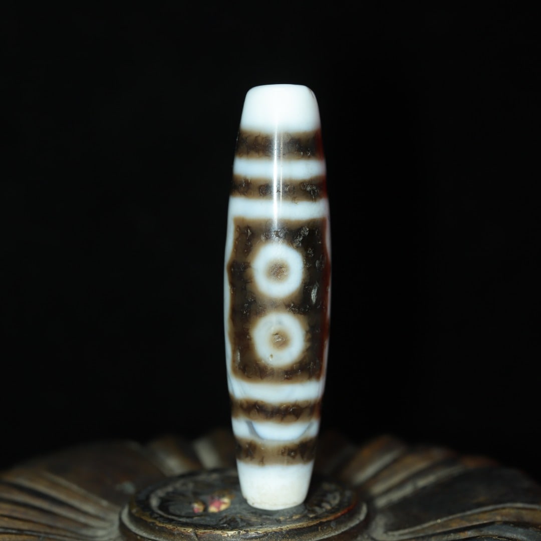 An Exquisite Five Eyes Dzi Bead Pendant: An Exquisite Five Eyes Dzi Bead Pendant，Size：57mmx14mm，Weight：17g 五眼天珠挂件