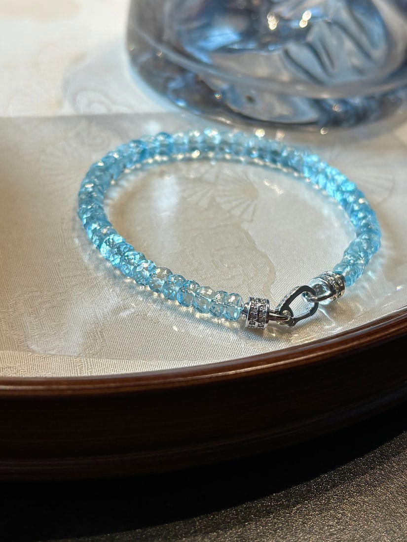 An Exquisite Aquamarine Bracelets: An Exquisite Aquamarine Bracelets,Size:5.3mm,Weight:8.9g 海蓝宝手串