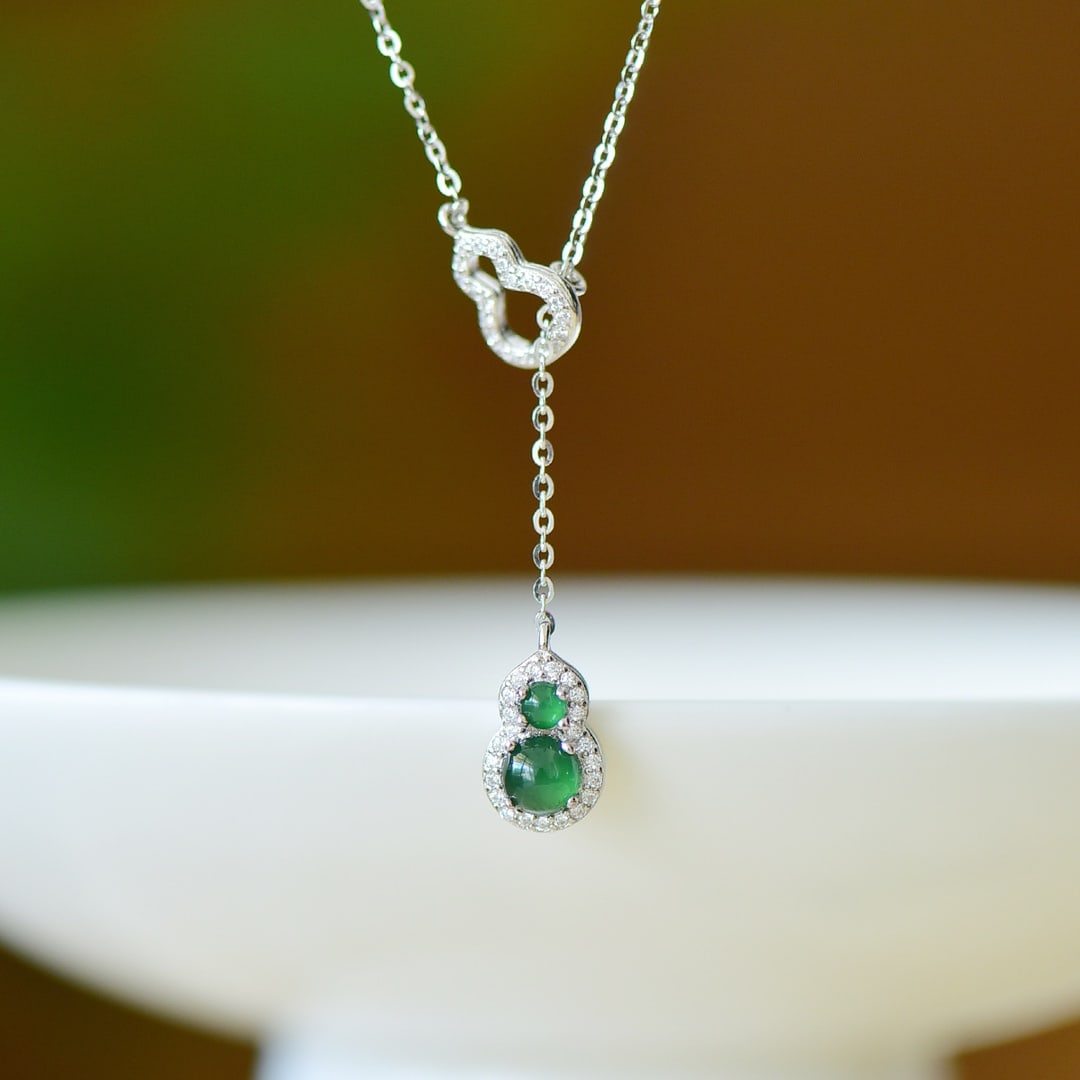 An Exquisite Sterling Silver Inlaid Jadeite Gourd Pendant,Inlaid Diamond: An Exquisite Sterling Silver Inlaid Jadeite Gourd Pendant,Inlaid Diamond,Size:4mmx4mm 纯银镶翡翠葫芦吊坠,嵌钻石
