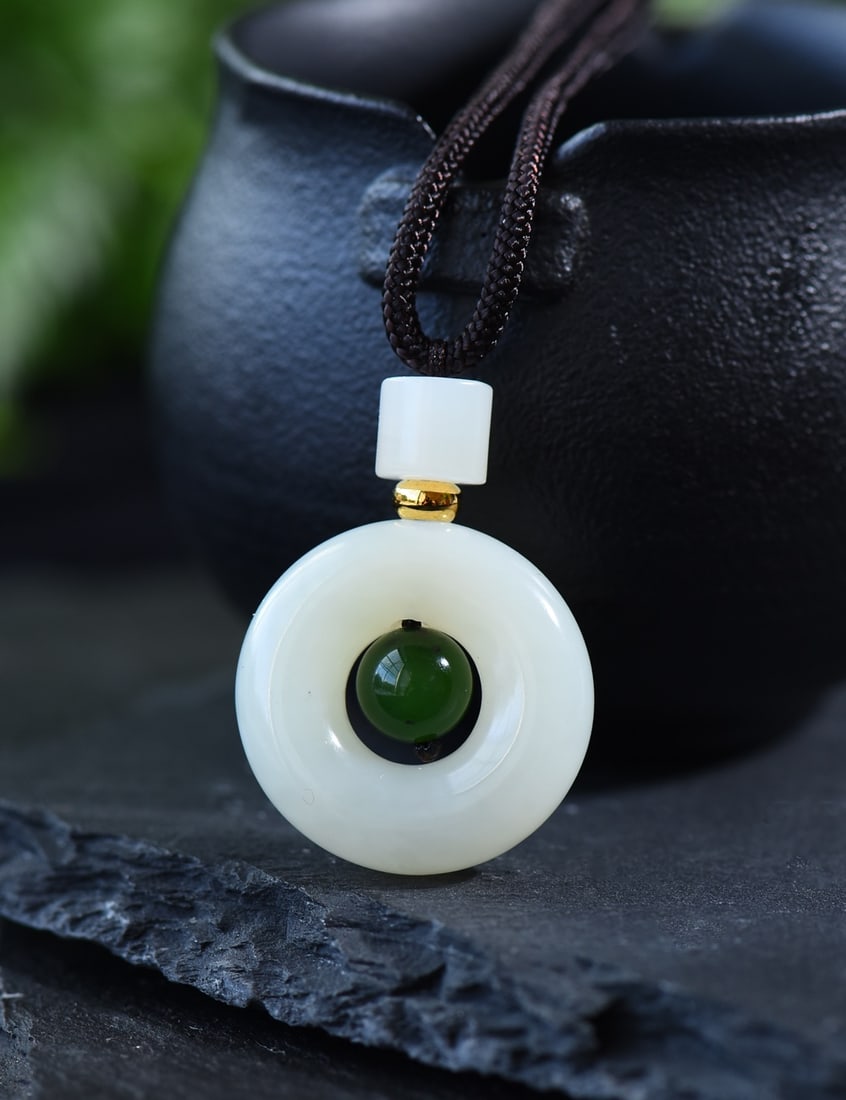 An Exquisite White Jade Pendant: An Exquisite White Jade Pendant,Size:23mm 白玉吊坠