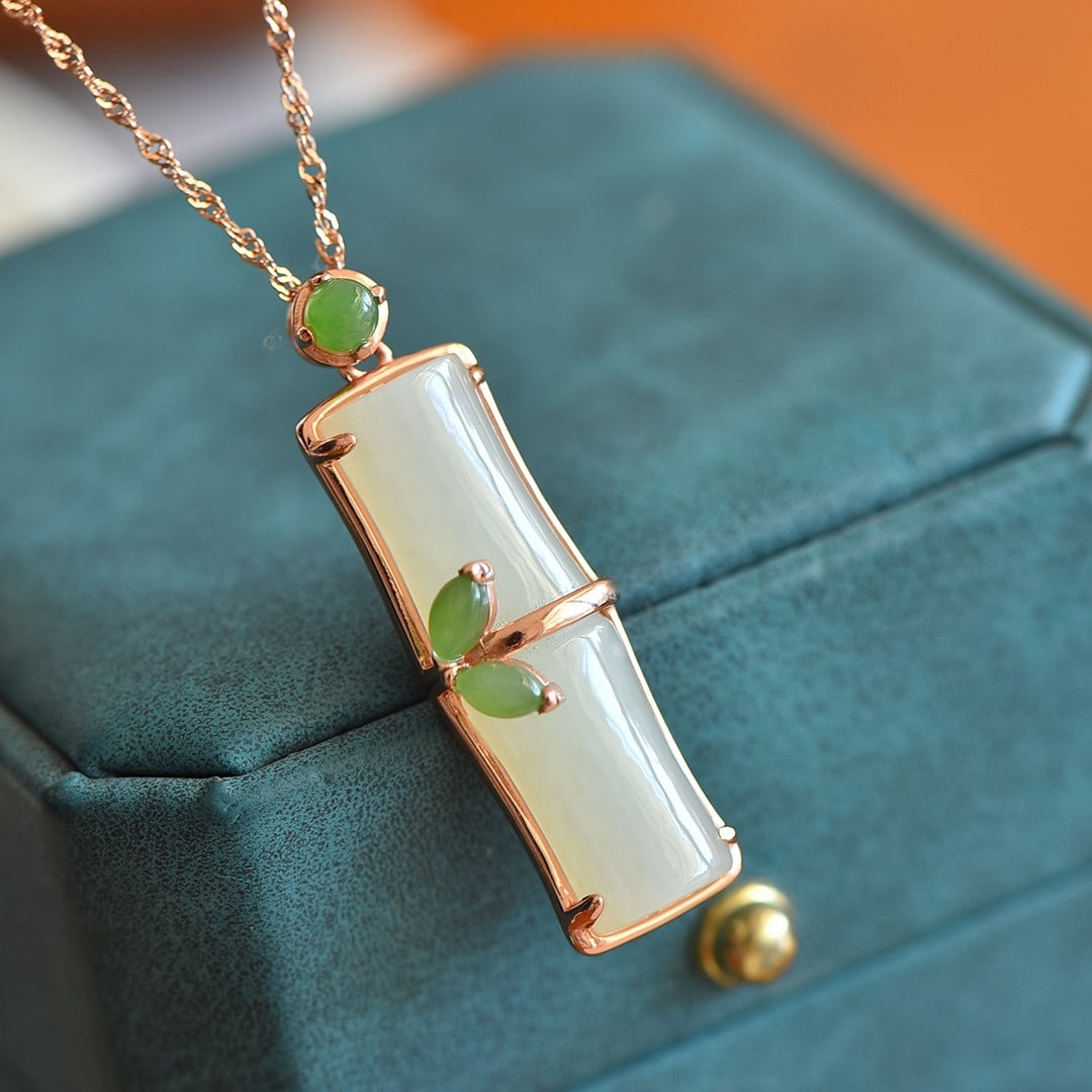 An Exquisite Sterling Silver-Gold Plated Inlaid White Jade Pendant,Inlaid Jasper: An Exquisite Sterling Silver-Gold Plated Inlaid White Jade Pendant,Inlaid Jasper,Size:9mmx30mm 纯银镀金镶白玉吊坠,嵌碧玉
