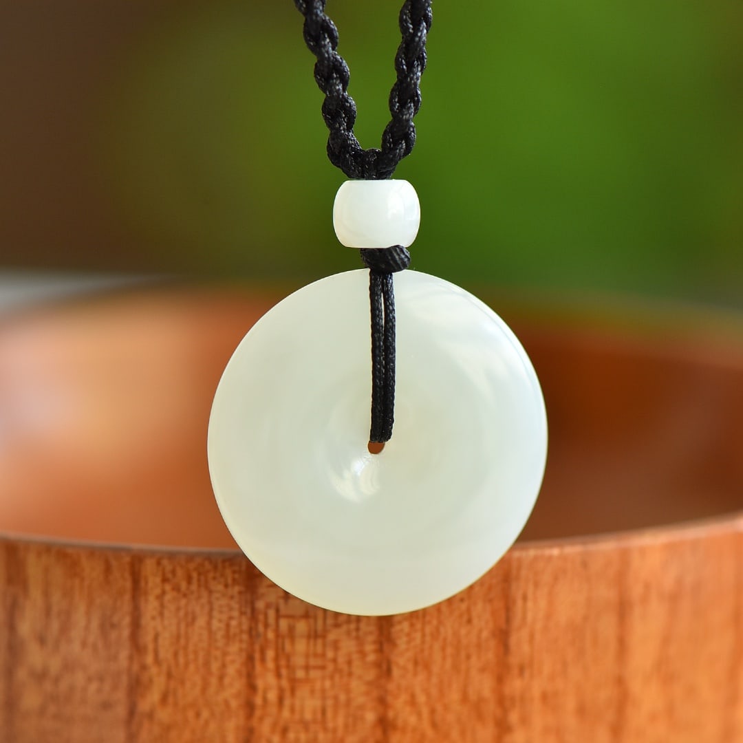 An Exquisite White Jade Pendant: An Exquisite White Jade Pendant,Size:26mmx29mmx6mm 寓意:吉祥平安扣,玉脂白润,无裂无纹 