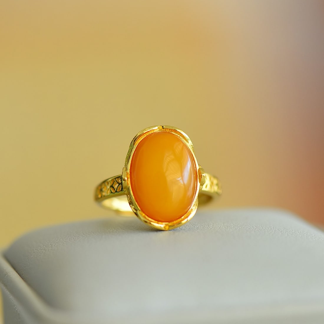 An Exquisite Sterling Silver-Gold Plated Inlaid Beeswax Enamel Ring: An Exquisite Sterling Silver-Gold Plated Inlaid Beeswax Enamel Ring,Size:10mmx14mm 纯银镀金镶蜜蜡珐琅戒指