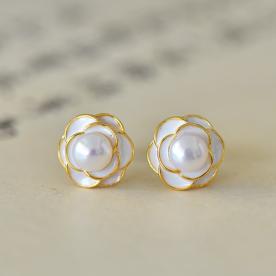 A Pair of Exquisite Sterling Silver-Gold Plated Inlaid Pearl Enamel Earrings: A Pair of Exquisite Sterling Silver-Gold Plated Inlaid Pearl Enamel Earrings,Size:6mmx6mm 一对纯银镀金镶珍珠珐琅耳环