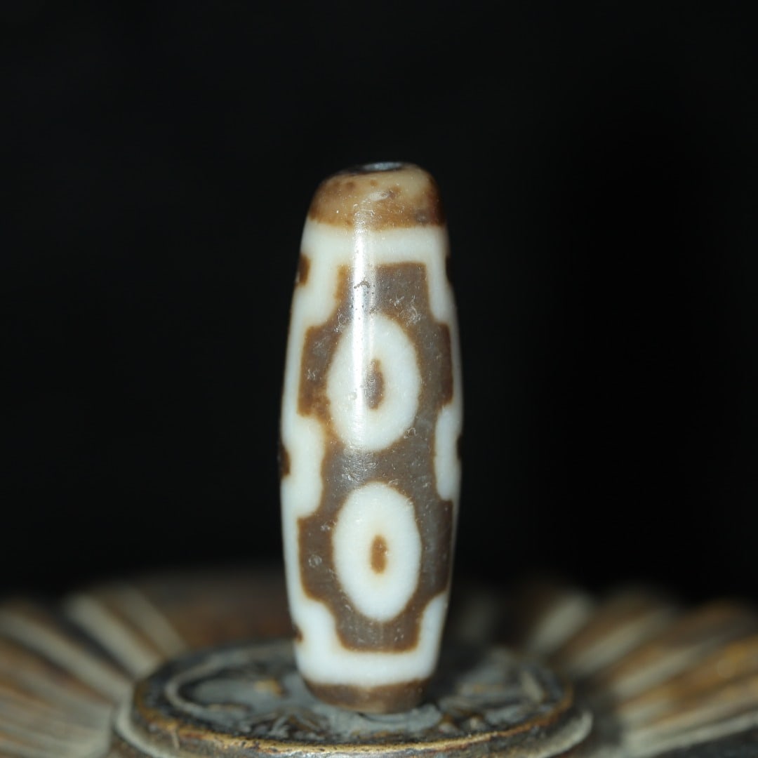 An Exquisite Four Eyes Dzi Bead Bracelets: An Exquisite Four Eyes Dzi Bead Bracelets，Size：38mmx13mm，Weight：10g 四眼天珠手链