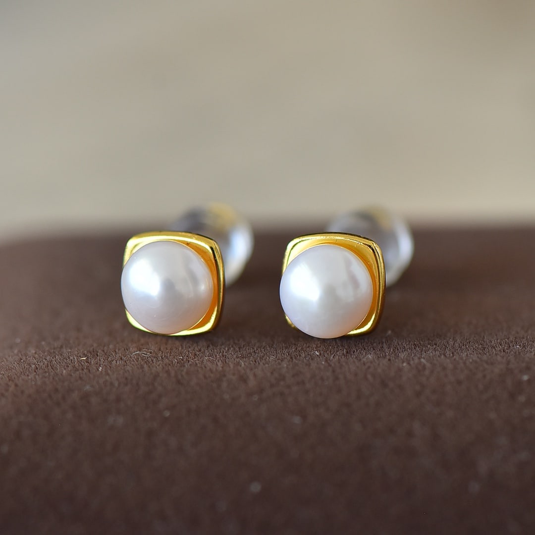 A Pair of Exquisite Sterling Silver-Gold Plated Inlaid Pearl Earrings: A Pair of Exquisite Sterling Silver-Gold Plated Inlaid Pearl Earrings,Size:6mmx6mm 一对纯银镀金镶珍珠耳环