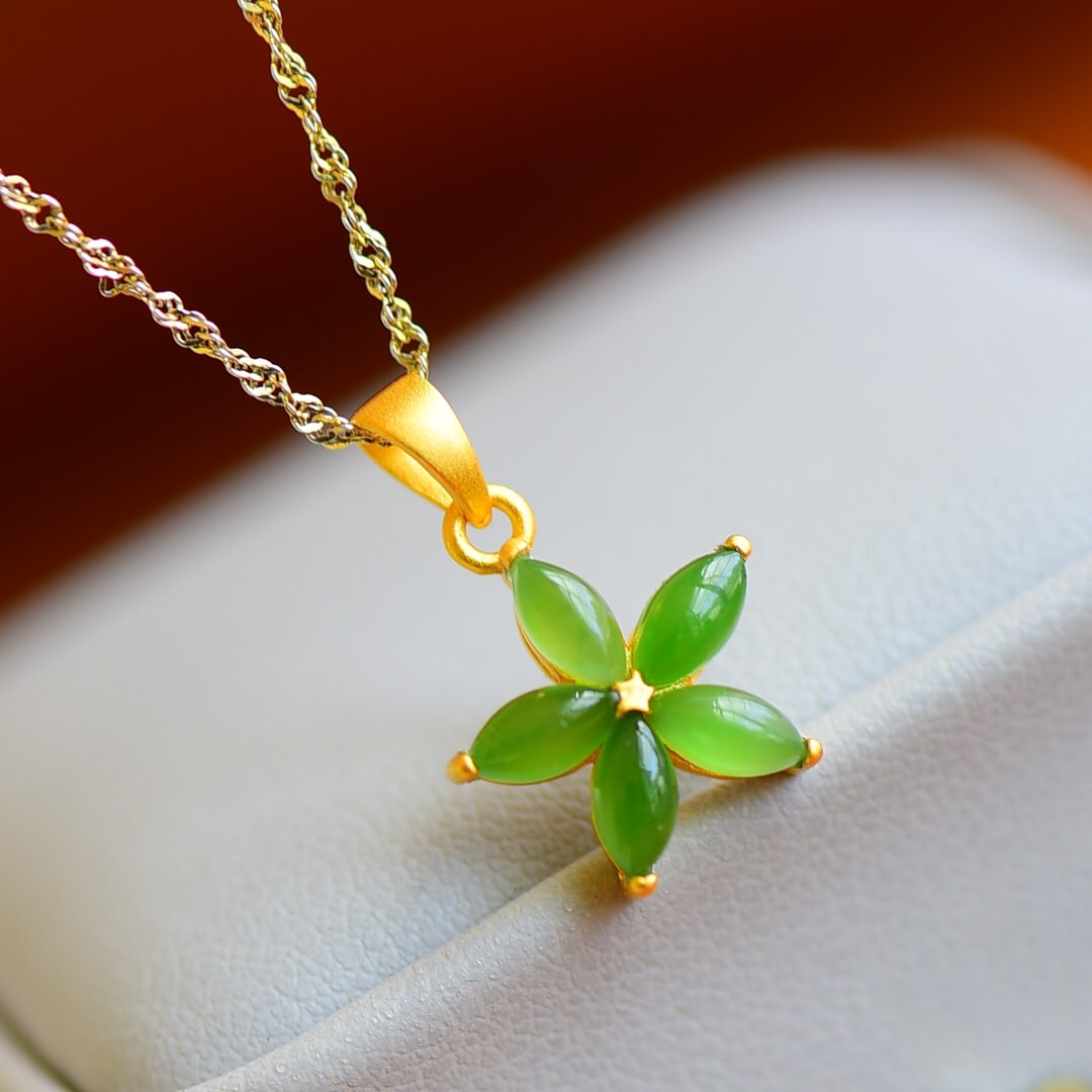 An Exquisite Sterling Silver-Gold Plated Inlaid Jasper Pendant: Sterling Silver-Gold Plated Inlaid Jasper Pendant , Size :3mmx6mm 纯银镀金镶碧玉吊坠,尺寸:3mmx6mm