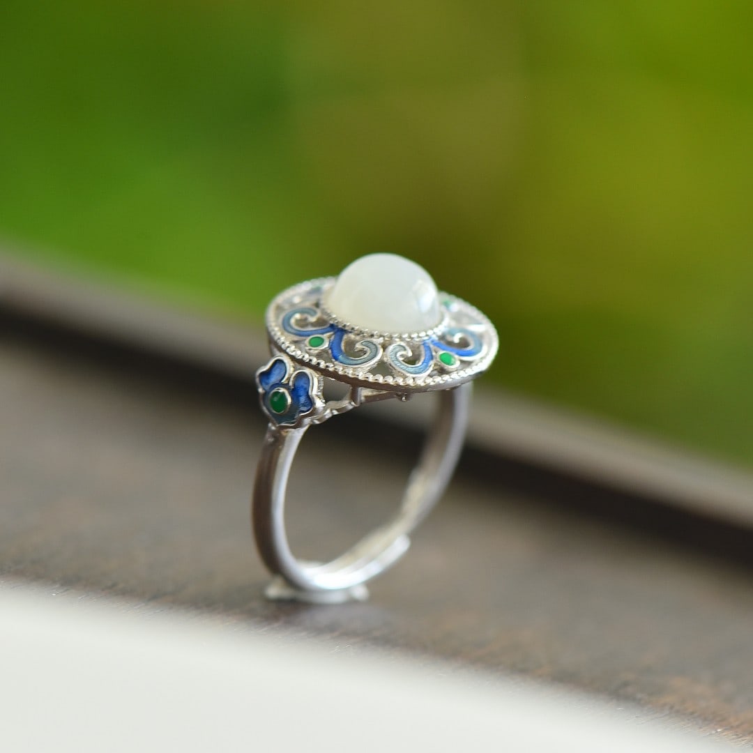 An Exquisite Sterling Silver Inlaid White Jade Ring: An Exquisite Sterling Silver Inlaid White Jade Ring,Size:8mmx8mm 纯银镶白玉戒指