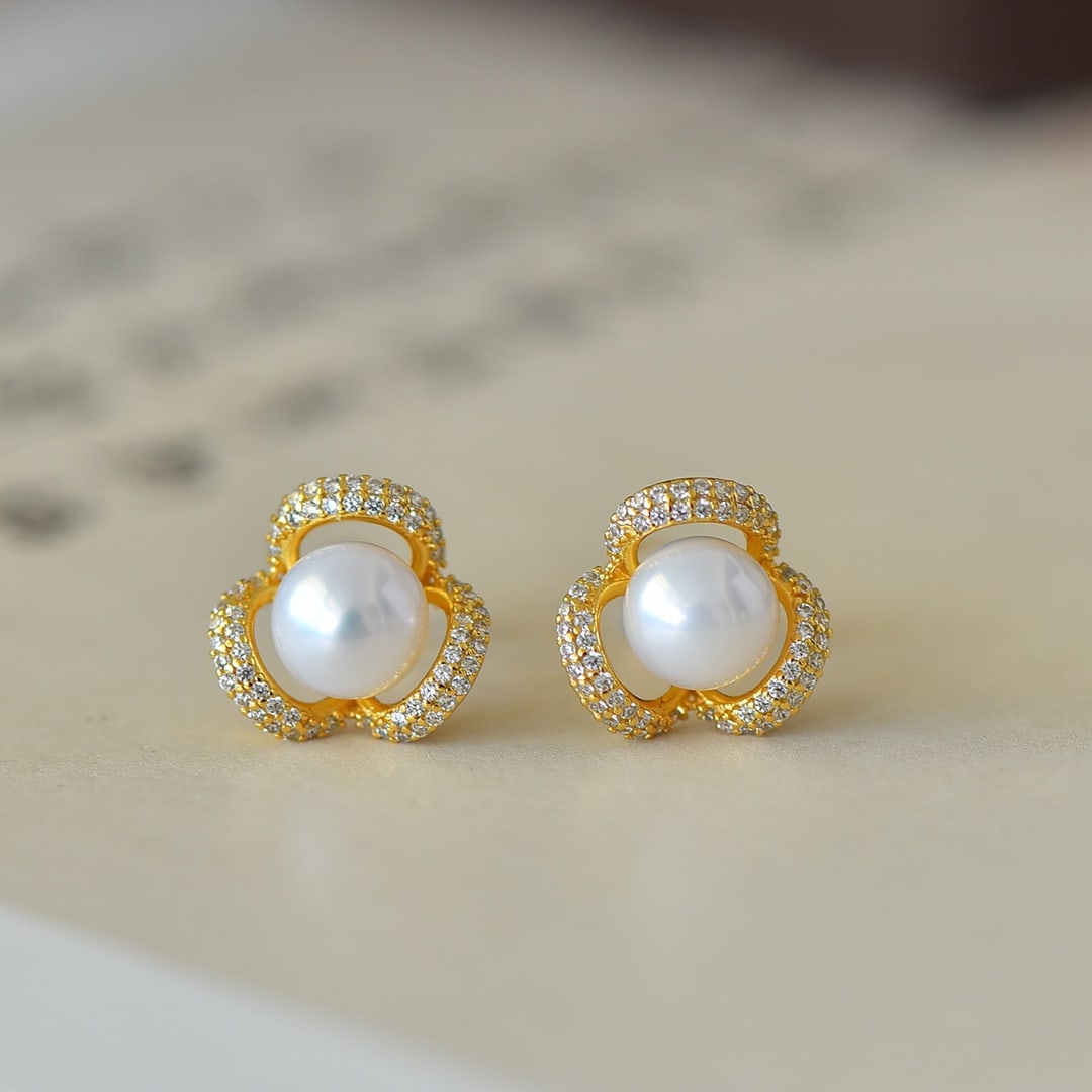 A Pair of Exquisite Sterling Silver-Gold Plated Inlaid Pearl Earrings: A Pair of Exquisite Sterling Silver-Gold Plated Inlaid Pearl Earrings,Size:8mmx8mm 一对纯银镀金镶珍珠耳环