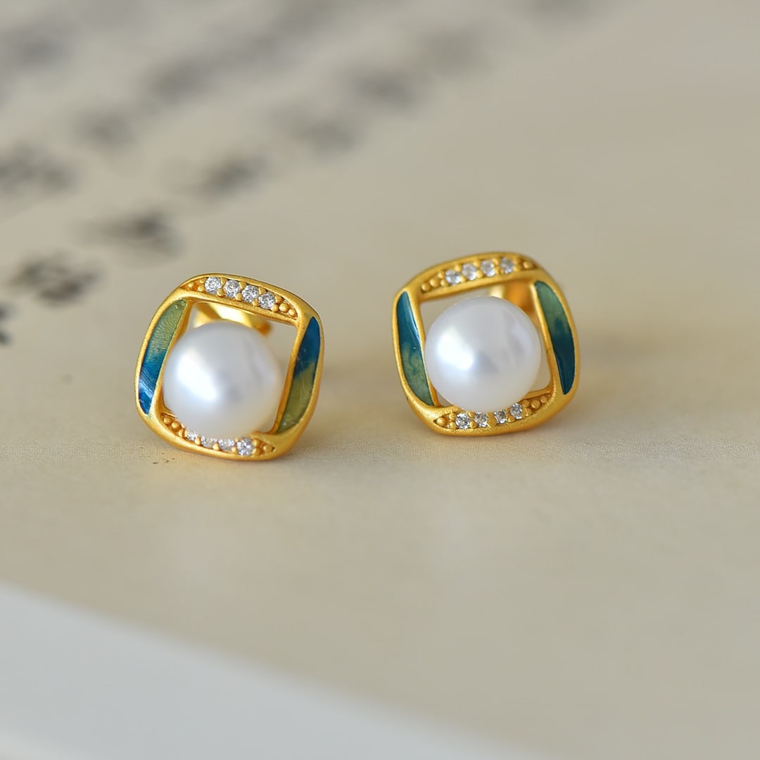 A Pair of Exquisite Sterling Silver-Gold Plated Inlaid Pearl Enamel Earrings: A Pair of Exquisite Sterling Silver-Gold Plated Inlaid Pearl Enamel Earrings,Size:8mmx8mm 一对纯银镀金镶珍珠珐琅耳环