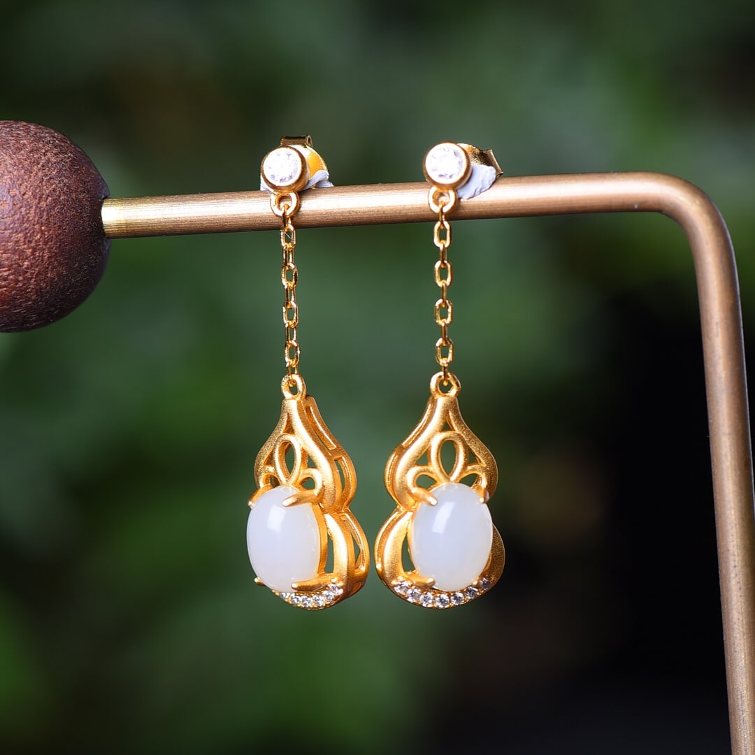 A Pair of Exquisite Sterling Silver-Gold Plated Inlaid White Jade Earrings: A Pair of Exquisite Sterling Silver-Gold Plated Inlaid White Jade Earrings,Size:6mmx8mm 一对纯银镀金镶白玉耳环