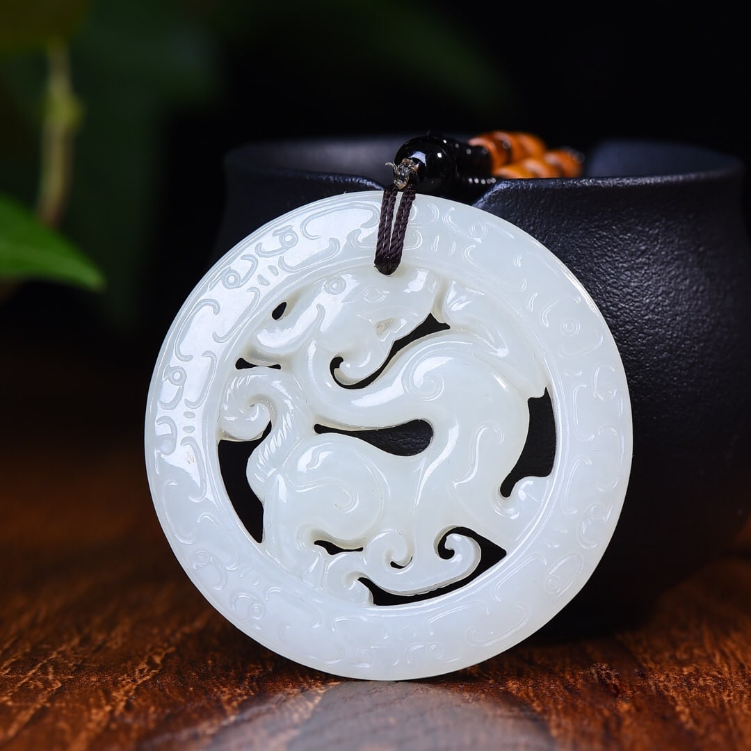An Exquisite White Jade Dragon Pendant: An Exquisite White Jade Dragon Pendant,Size:49mmx49mmx8mm 白玉龙吊坠