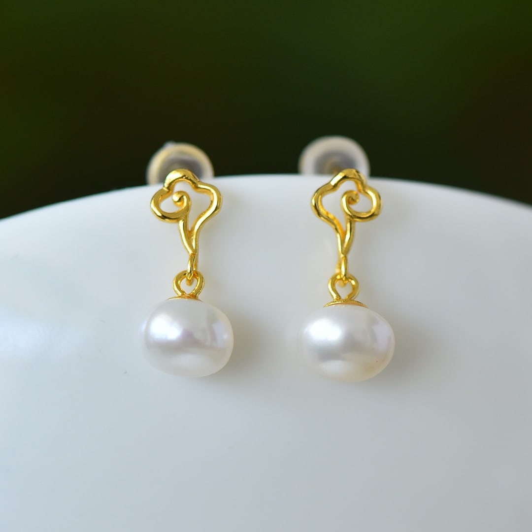A Pair of Exquisite Sterling Silver-Gold Plated Inlaid Pearl Earrings: A Pair of Exquisite Sterling Silver-Gold Plated Inlaid Pearl Earrings,Size:8mmx8mm 一对纯银镀金镶珍珠耳环