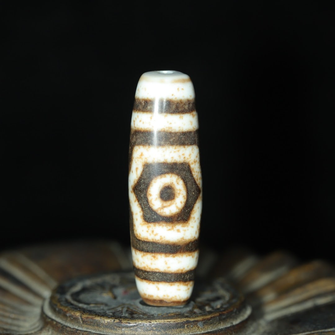 An Exquisite Three Eyes Dzi Bead Bracelets: An Exquisite Three Eyes Dzi Bead Bracelets，Size：37mmx11mm，Weight：8g 三眼天珠手链