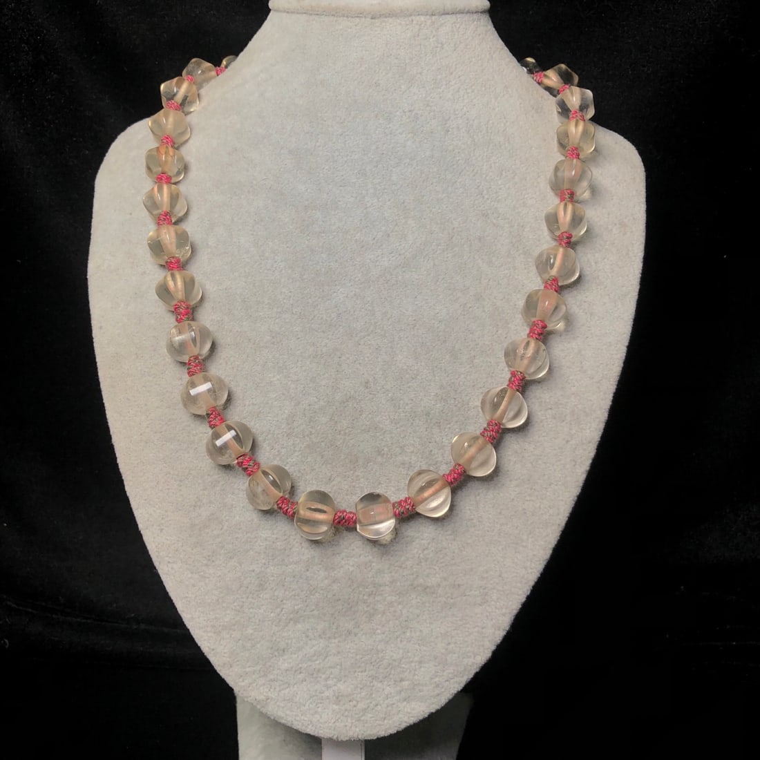 An Exquisite Crystal Necklace - 9