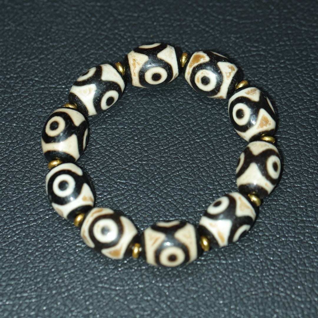 An Exquisite Three Eyes Dzi Bead Bracelets (1 of 9)