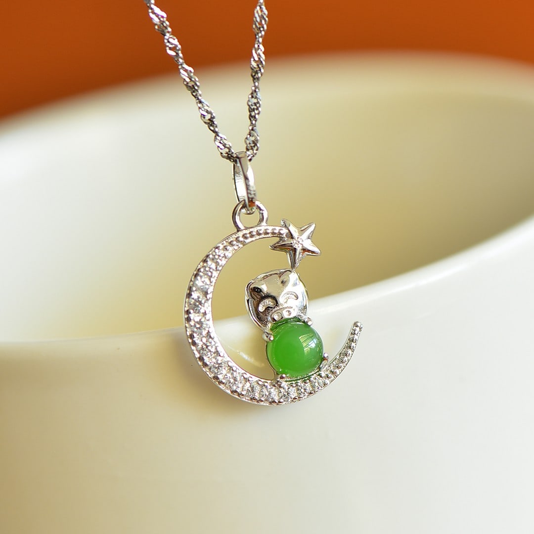 An Exquisite Sterling Silver Inlaid Jasper Pendant,Inlaid Diamonds: An Exquisite Sterling Silver Inlaid Jasper Pendant,Inlaid Diamonds,Size:5mmx5mm 纯银镶碧玉吊坠,嵌钻石