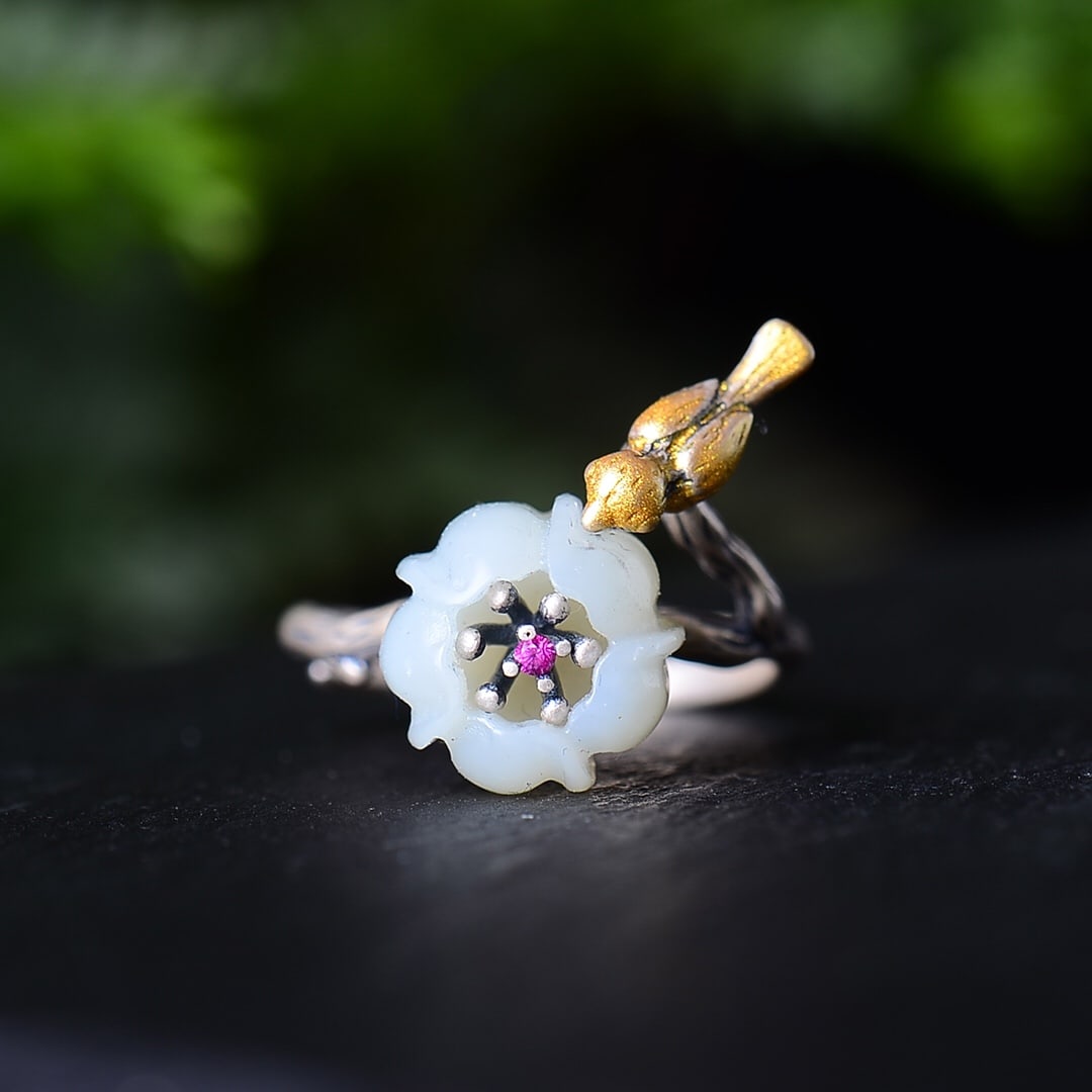 An Exquisite Sterling Silver-Gold Plated Inlaid White Jade Ring: An Exquisite Sterling Silver-Gold Plated Inlaid White Jade Ring,Size:11mmx11mm 纯银镀金镶白玉戒指