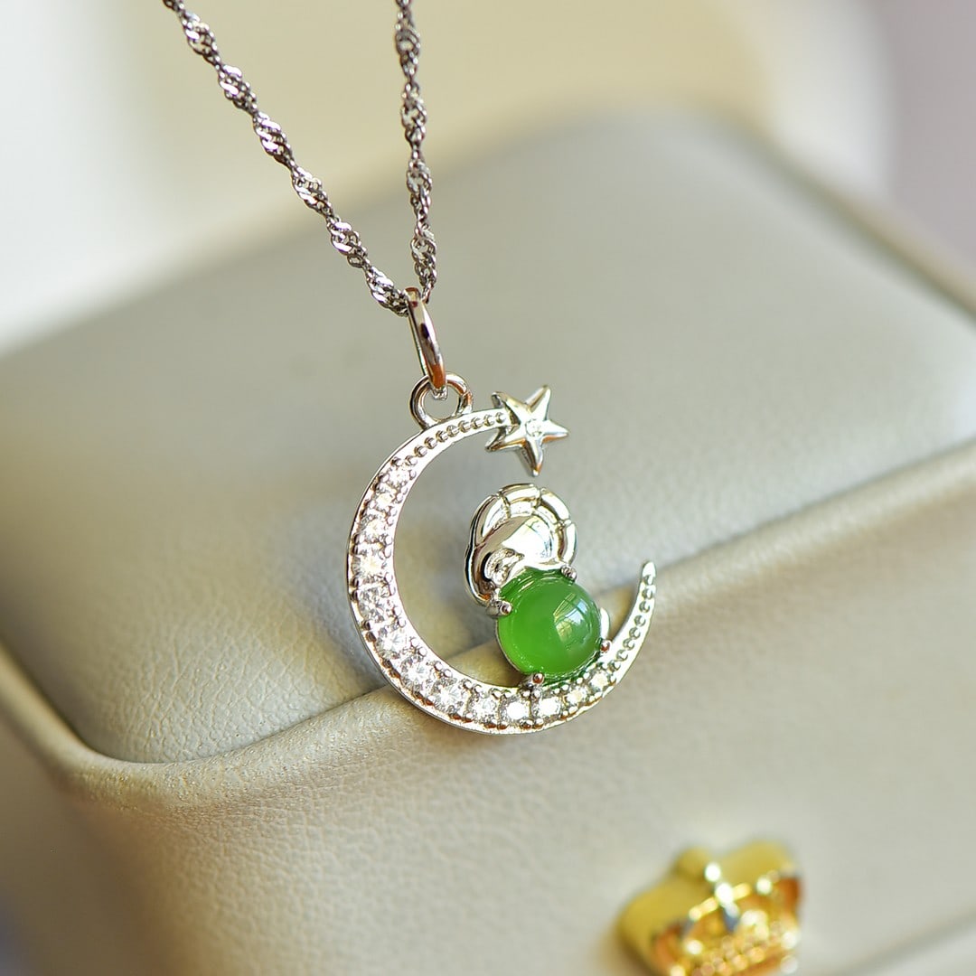 An Exquisite Sterling Silver Inlaid Jasper Pendant,Inlaid Diamonds: An Exquisite Sterling Silver Inlaid Jasper Pendant,Inlaid Diamonds,Size:5mmx5mm 纯银镶碧玉吊坠,嵌钻石