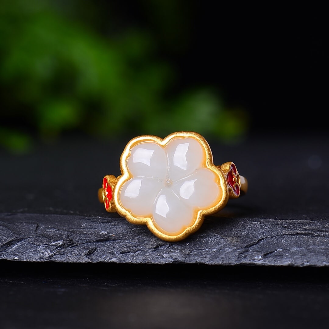 An Exquisite Sterling Silver-Gold Plated Inlaid White Jade Ring: An Exquisite Sterling Silver-Gold Plated Inlaid White Jade Ring,Size:14mmx14mm 纯银镀金镶白玉戒指