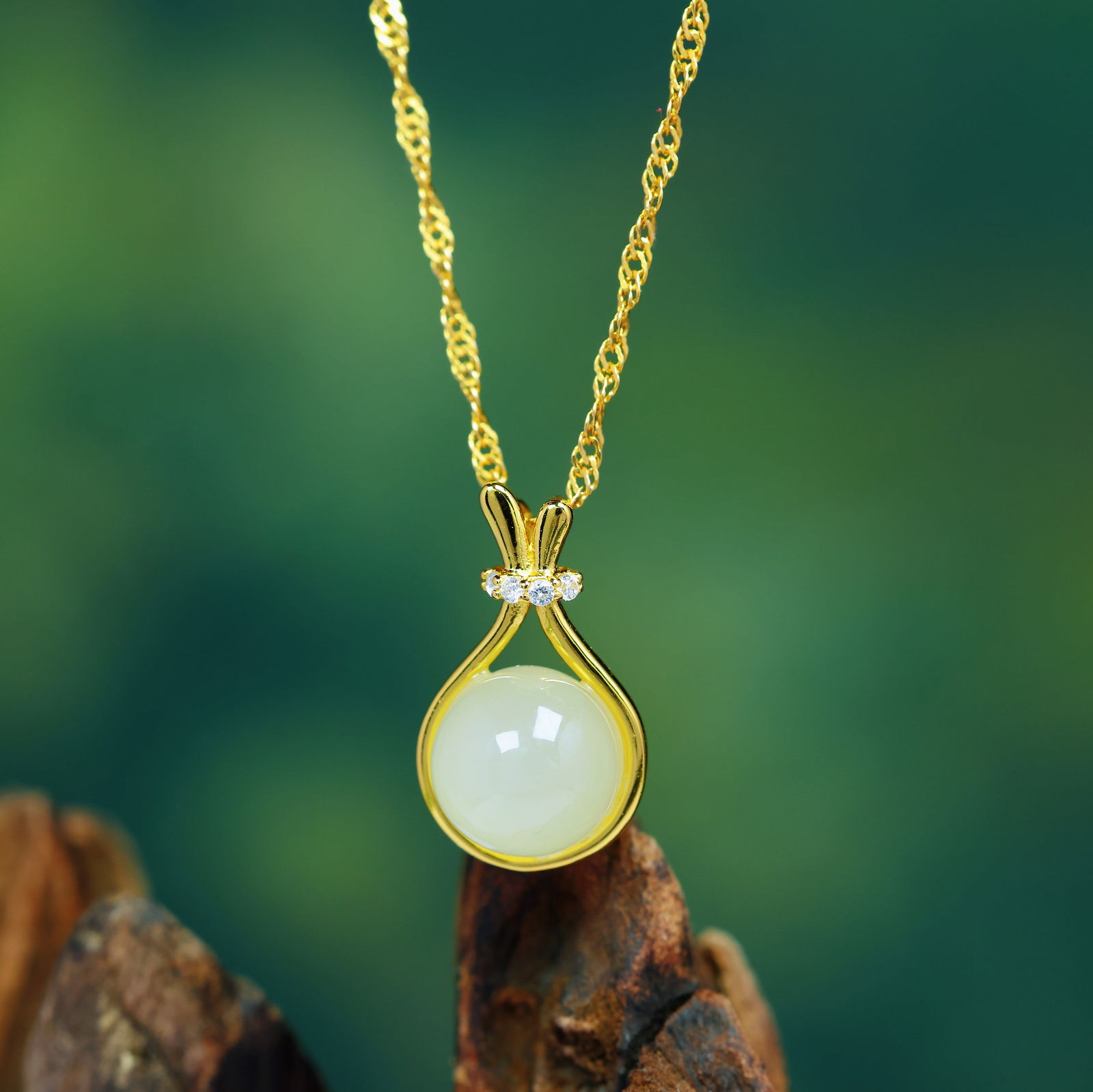 An Exquisite Sterling Silver-Gold Plated Inlaid White Jade Pendant: Sterling Silver-Gold Plated Inlaid White Jade Pendant , Size :8mmx8mm 纯银镀金镶白玉吊坠,尺寸:8mmx8mm