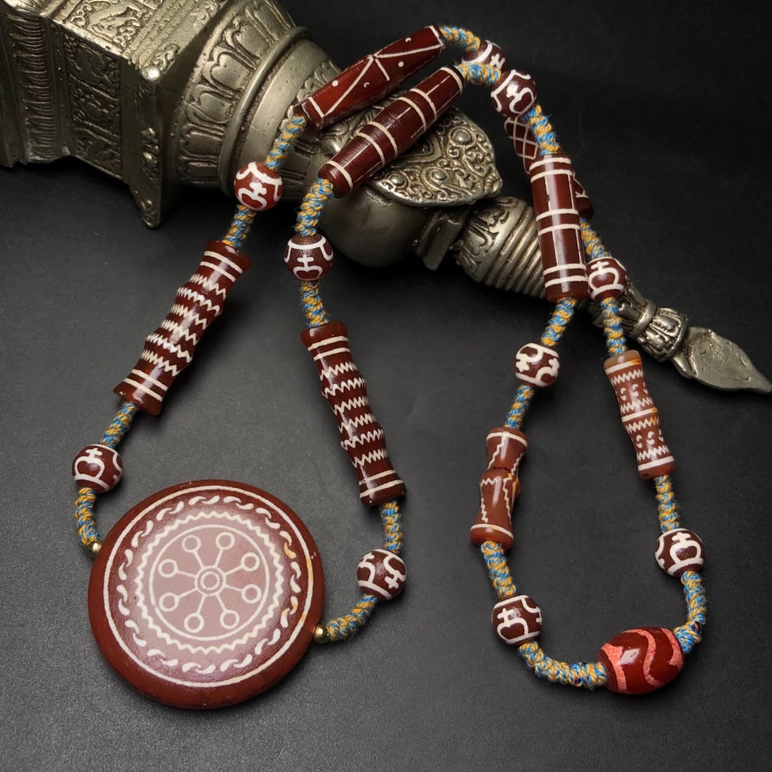 An Exquisite Dzi Bead Necklace: An Exquisite Dzi Bead Necklace,Size:10mm,40mmx12mmx7mm,46mmx9mm 天珠项链